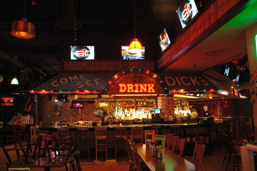 Nhà hàng Dick’s Last Resort (Mỹ): Không chỉ Việt Nam mới có bún mắng cháo chửi, đây là một nhà hàng mà nhân viên vô cùng thô lỗ với khách hàng một cách có chủ đích. Lăng mạ và chửi bới là quy định của nhà hàng, nếu bạn cảm thấy bị xúc phạm thì hoàn toàn không nên đến. Nhiều người coi đây là một trải nghiệm nên có trong đời. Đồ ăn ở đây gồm nướng, rán, chủ yếu được đựng trong rổ và những chiếc xô nhỏ.