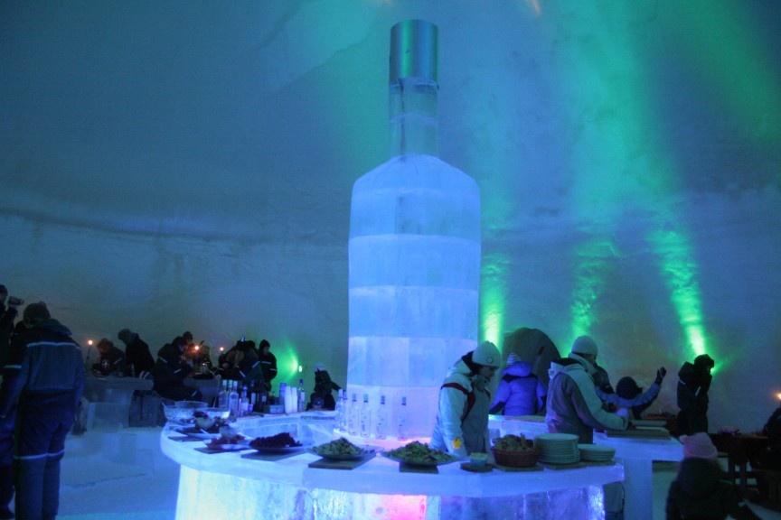 Nhà hàng Ngôi làng băng tuyết Lainio (Yllasjarvi, Phần Lan): Nhà hàng làm hoàn toàn bằng băng, từ tường, sàn nhà đến bàn ăn và bát đựng đồ ăn. Ở đây phục vụ cả soup, nhưng bạn phải ăn ngay, vì nó sẽ nguội rất nhanh.