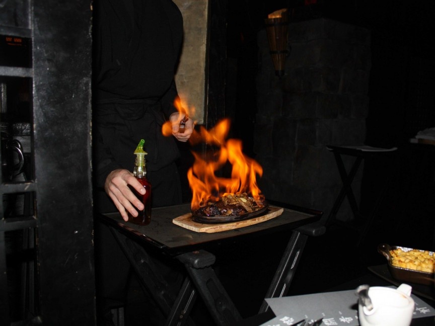 Nhà hàng Ninja (New York, Mỹ): Nhà hàng Nhật Bản cao cấp này phục vụ rất nhiều trò giải trí theo phong cách ninja với các loại dao và ảo thuật. Những người phục vụ trong trang phục ninja luôn xuất hiện một cách bất thình lình, thậm chí không gây ra tiếng động. Điều làm thực khách thích thú nhất là khâu chế biến đồ ăn theo kiểu ninja rất hấp dẫn, như khi chuẩn bị món sushi và thịt nướng.