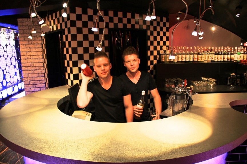 Nhà hàng Twin Stars (Moscow, Nga): Điều đặc biệt của nhà hàng là tất cả nhân viên đều là các cặp anh chị em sinh đôi. Họ còn mặc đồ giống hệt nhau để làm rối trí thực khách. Tưởng tượng xem, nếu bạn ngà ngà say ở đây, bạn không chỉ nhìn thấy 1 thành 2 mà 2 thành 4 luôn!