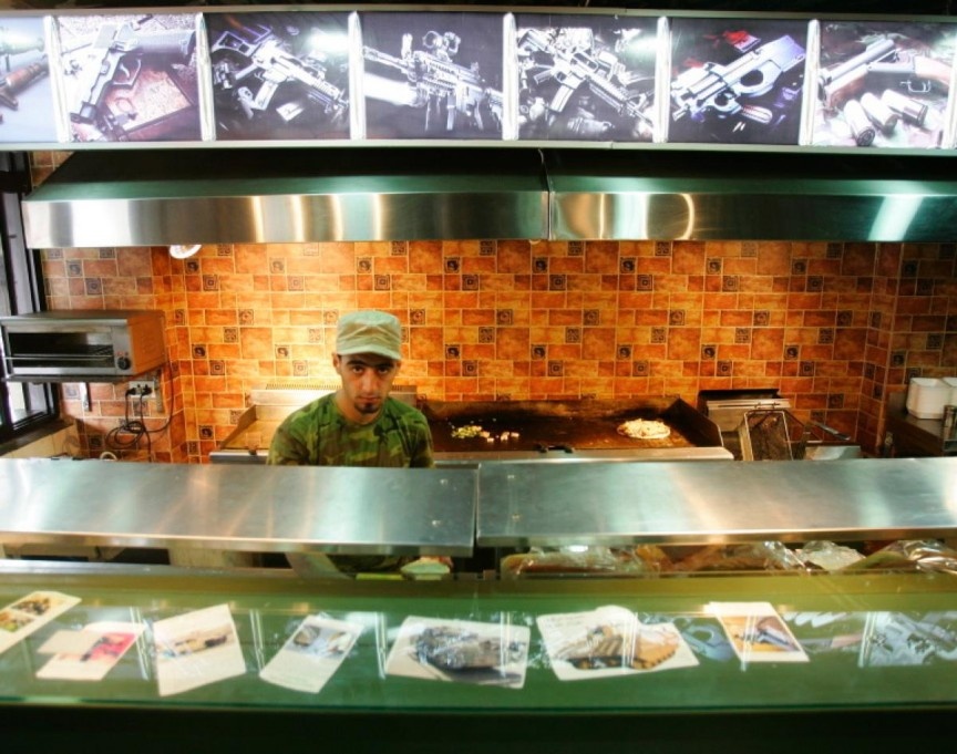 Nhà hàng Buns & Guns (Beirut, Lebanon): Nhà hàng bán đồ ăn nhanh này gây sốc từ tên gọi đến tên món ăn trong thực đơn như lựu đạn rocket, B52. Slogan của nhà hàng là “Loại sandwich có thể giết bạn”. Phong cách của nhà hàng không phải để cổ súy chiến tranh, mà đơn giản là mang tính hài hước.