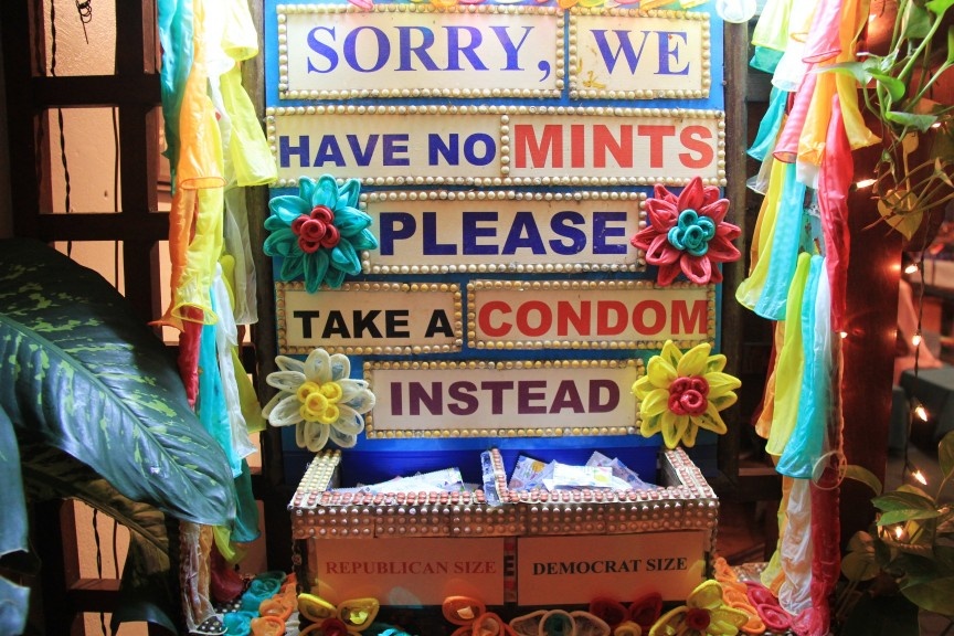 Nhà hàng Cabbages and Condoms (Bangkok, Thái Lan): Nhà hàng nằm ngay giữa trung tâm thương mại chính của Bangkok này phục vụ đồ ăn truyền thống của Thái Lan. Điều khác biệt là bạn có thể thấy bao cao su ở khắp nơi. Trang phục trên mannequin, những chiếc đèn, giá đèn… đều được làm bằng bao cao su. Mục đích của chủ nhà hàng là phổ biến về kế hoạch hóa gia đình và dùng doanh thu để hỗ trợ các chương trình phát triển. Thực khách được thư giãn trong không gian độc đáo, từ thực đơn hứa hẹn những đồ ăn không gây mang bầu đến khu vườn đầy cây và những món quà là bao cao su sau khi ăn.