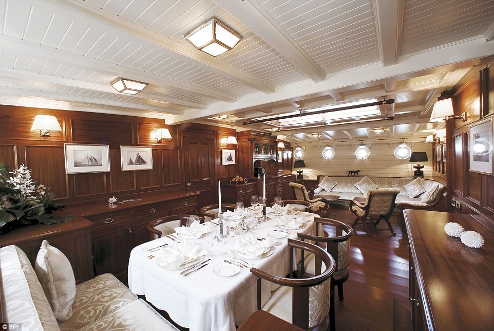 Phòng ăn sang trọng, ấm cúng.