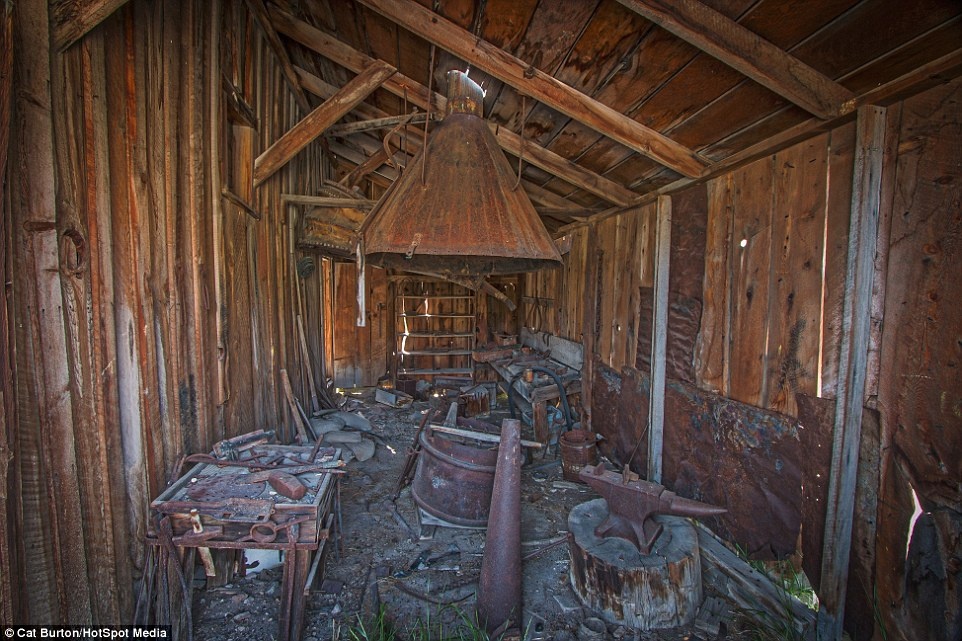 Lò rèn bỏ hoang.