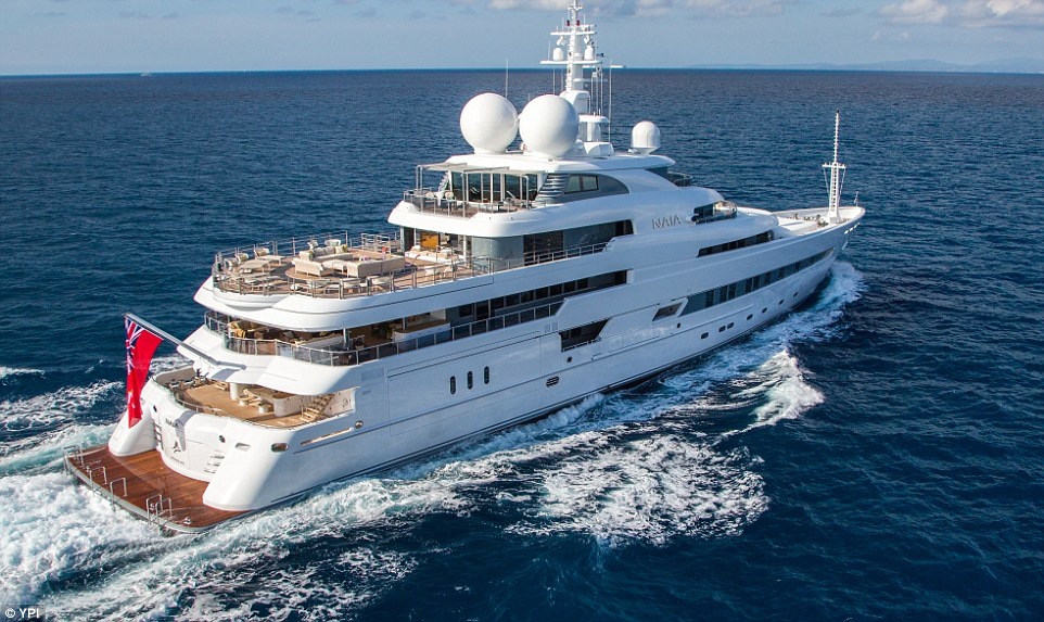 Du thuyền Naia có giá thuê 415.000 bảng Anh/ tuần, với 22 thủy thủ đoàn phục vụ 12 khách trong 8 khoang.