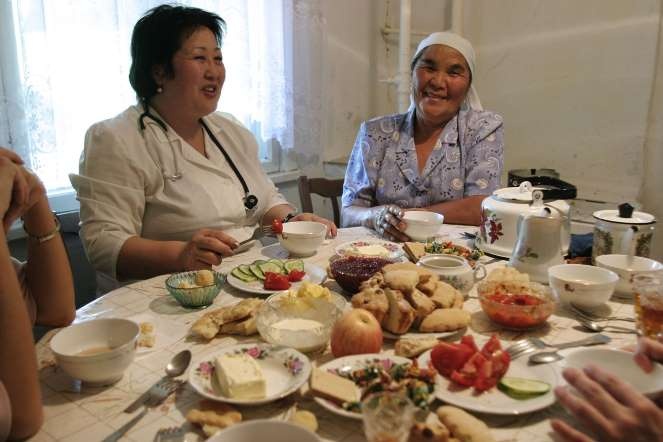 Kazakhstan: Mời nửa tách trà được coi là lịch sự, còn nếu mời đầy tách trà có nghĩa là họ muốn đuổi bạn.