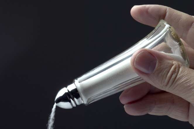 Ai Cập: Đừng cho thêm muối khi ăn ở Ai Cập, vì đó là hành động xúc phạm đầu bếp. Ở Azerbaijan, hành động này còn là tín hiệu dự báo một cuộc cãi vã.