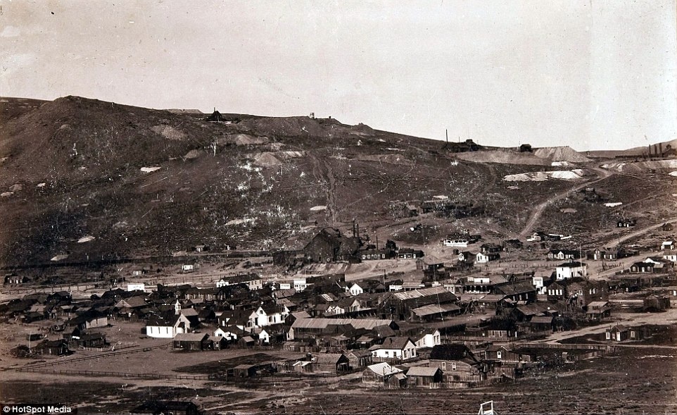 Thị trấn Bodie ở California từng có 10.000 dân, được đặt theo tên của Waterman Body, người đầu tiên tìm thấy vàng ở đây năm 1859. Đến cuối những năm 1880, cư dân thị trấn bắt đầu bỏ đi khi họ phát hiện ra những mỏ vàng ở nơi khác. Giờ đây, thị trấn chỉ còn là một nơi hoang tàn với những ngôi nhà xiêu vẹo còn nguyên đồ đạc do chủ cũ để lại.