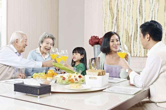 Hàn Quốc: Bạn không nên ăn trước khi người đàn ông cao tuổi nhất bàn bắt đầu dùng bữa. Khi người lớn tuổi mời một ly đồ uống thì bạn phải cung kính đón lấy bằng 2 tay.