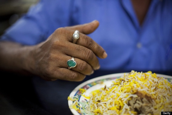 Ấn Độ: Ăn bốc bằng tay trái được coi là mất vệ sinh. Điều này phổ biến cả ở Trung Đông và một vài vùng ở châu Phi.