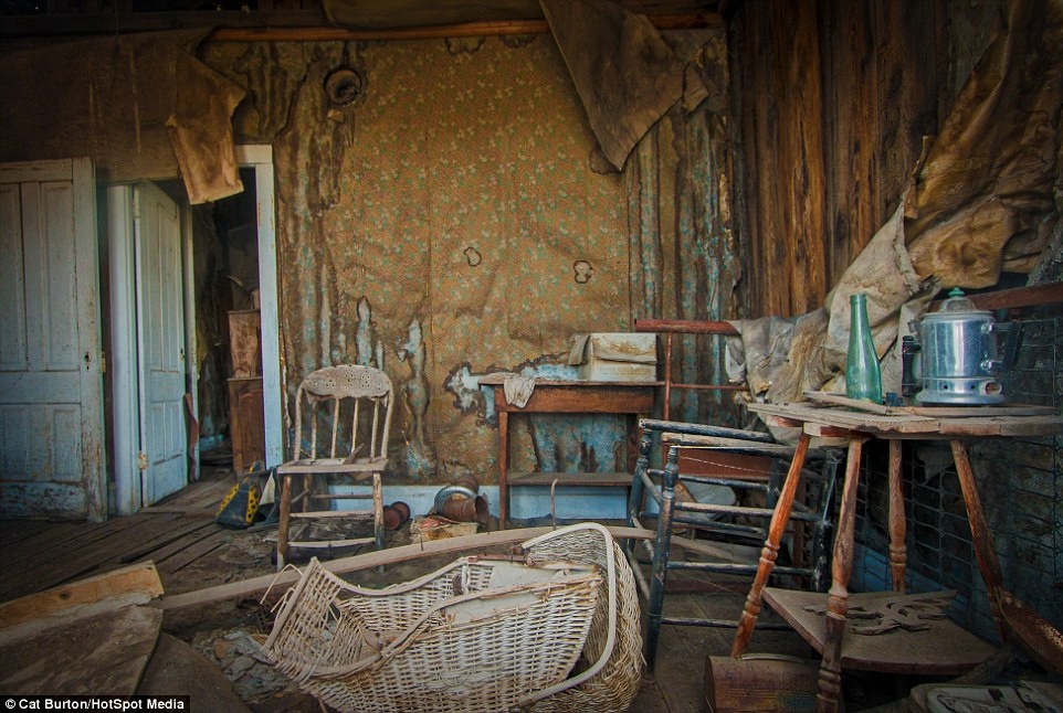 Nhà dân với giấy dán tường bong tróc và những đồ dùng sinh hoạt cũ nát.