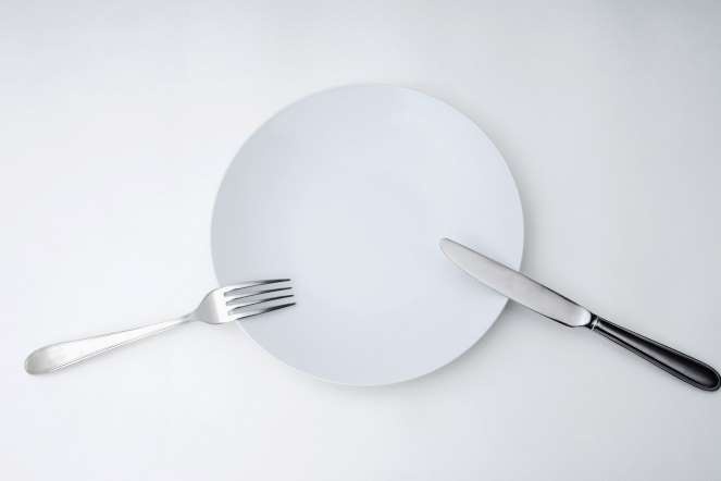 Ở Nhật, Pháp và một số nước khác, ăn hết sạch thức ăn trên đĩa chứng tỏ bạn thích đồ ăn. Tuy nhiên ở Philippines, Campuchia, Ai Cập và một vài nước khác, gia chủ sẽ lo bạn ăn không đủ nếu đĩa bạn sạch bong.