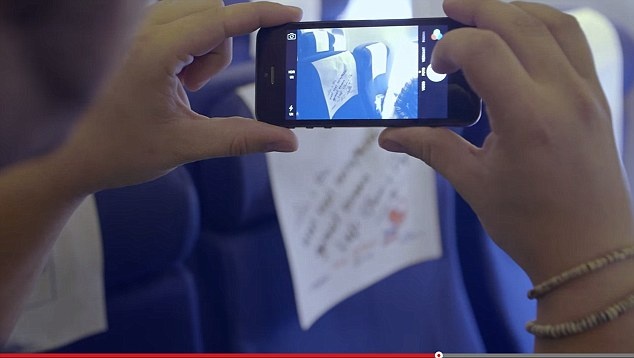 Dịch vụ có tên gọi Cover Greetings do sân bay Amsterdam Schipol cung cấp.