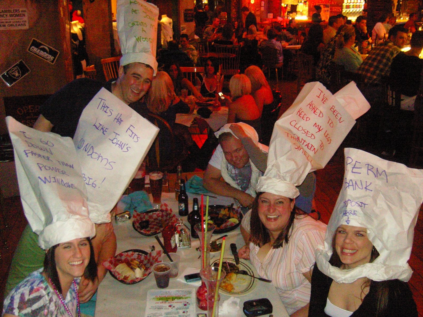 Dick’s Last Resort (Mỹ): Đây là chuỗi nhà hàng mà nhân viên vô cùng thô lỗ với khách hàng một cách có chủ đích. Lăng mạ và chửi bới là quy định của nhà hàng, nếu bạn cảm thấy bị xúc phạm thì hoàn toàn không nên đến. Nhân viên nhà hàng ném giấy vào mặt khách, chửi thề với khách, và cho khách đội những chiếc mũ có dòng chữ như “Tôi mặc quần lót của mẹ”, hay “Tôi bị bệnh mụn giộp”.