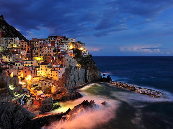Người dân địa phương tụ tập trong ánh hoàng hôn gần Manarola, một trong những ngôi làng miền duyên hải Cinque Terre, Italy (Ảnh: Paul Hogie)