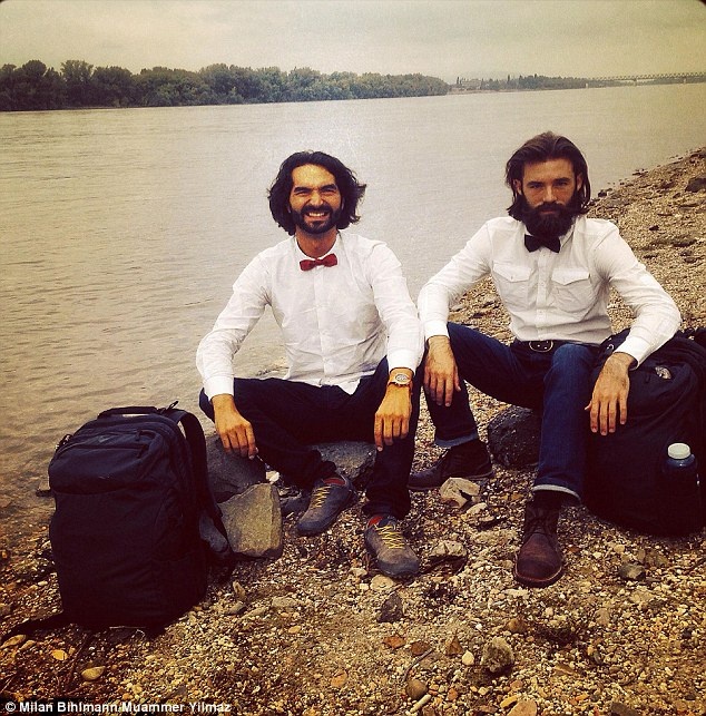 Hai người bạn lần đầu gặp nhau hồi tháng 12/2010 tại Berlin, Đức. Milan lúc đó cho Muammer ở nhà mình qua mạng trao đổi du lịch nổi tiếng couchsurfing.com. 