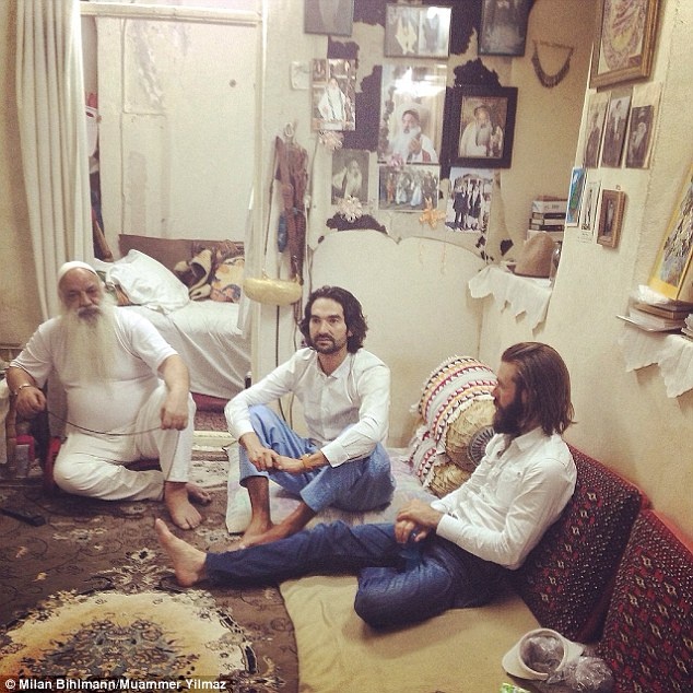 Hai người còn được những người dân địa phương cho ở nhờ. (Isfahan, Iran)