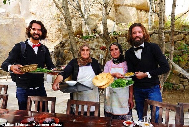 Họ được những người dân địa phương mời ăn miễn phí.