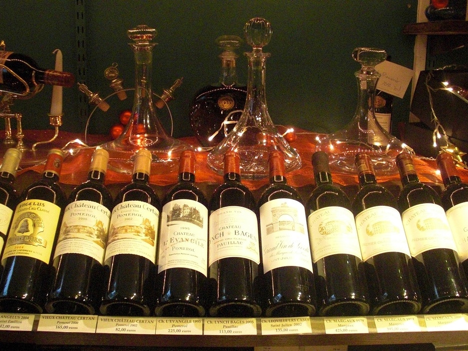 Chạm cốc: Nếu bạn tụ tập với người bản địa thì đừng nhấp môi trước khi chạm cốc với tất cả mọi người, vì nếu không, bạn sẽ bị cho là bất lịch sự. Bạn còn phải chạm cốc với từng người một, trong lúc đó phải nhìn vào mắt họ, và không được khoác vai người khác. Phong tục này được cho là bắt nguồn từ thời trung cổ, khi người ta chạm cốc, một phần rượu bị tràn sang các ly khác để chắc chắn rằng rượu không bị bỏ thuốc độc. Còn việc nhìn vào mắt người đối diện là thể hiện sự tôn trọng và tin tưởng.