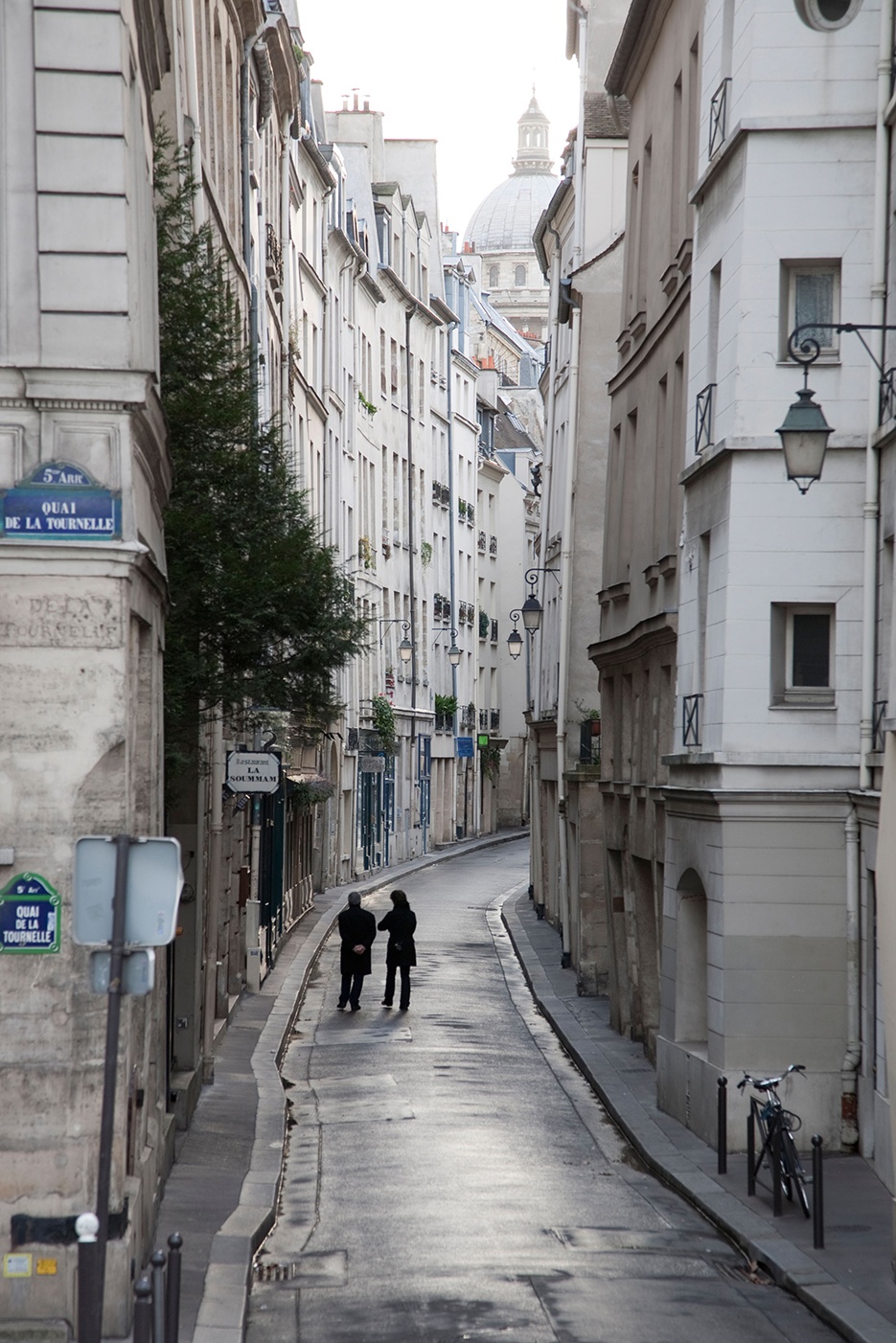 Dòng sông bí ẩn: Ai cũng biết đến sông Seine nổi tiếng, nhưng ít người từng nghe tới sông Bièvre. Dòng song nhỏ này từng chảy qua phía nam Paris, dài 36 km, đổ vào sông Seine khúc phía đông nhà thờ Notre Dame, gần con phố ngoằn ngoèo mang tên Bièvre. Trong cách mạng công nghiệp, các nhà máy, xưởng thuộc da, xưởng nhuộm mọc lên dọc bờ sông làm nó trở nên ô nhiễm. Cuối cùng sông bị lấp năm 1912, nhưng dòng chảy của nó vẫn âm ỉ đâu đó dưới lòng đất.