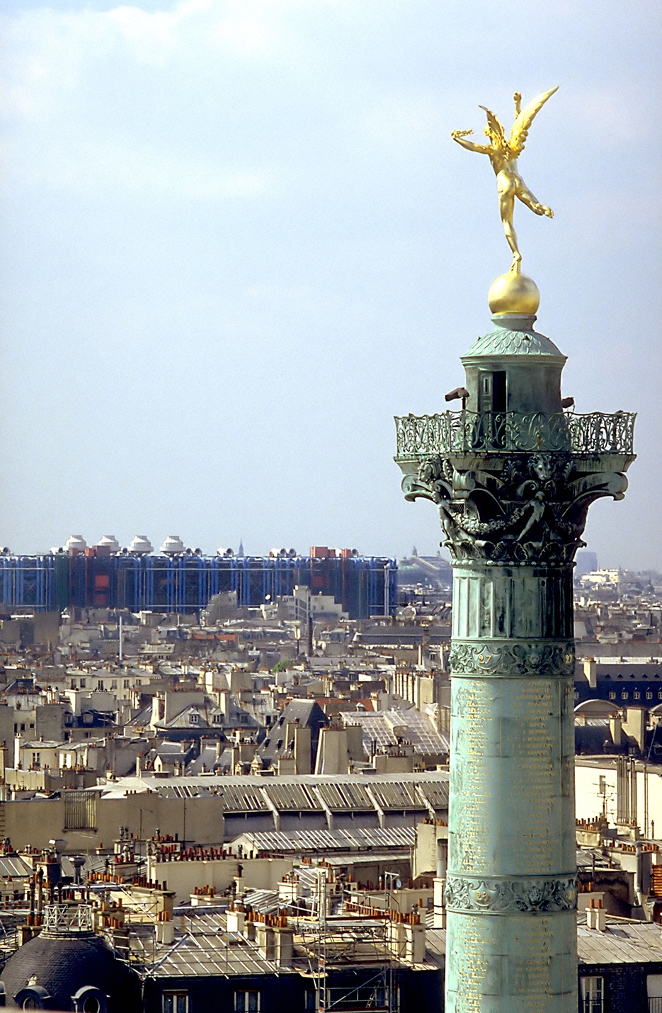 Cây cột ở quảng trường Bastille: “Cây cột Tháng Bảy” thực ra không phải để tưởng niệm cách mạng Pháp 1789 mà là cách mạng tháng 7 năm 1830. Bằng chất liệu đồng, cột Tháng Bảy nặng 74 tấn, cao 47 m, được khánh thành ngày 28/7/1840. Cây cột đặt trên một bệ đá trắng, xung quanh bao bọc bởi hàng rào thép. Phần thân cột khắc tên 504 nạn nhân của Cách mạng tháng Bảy, trên đỉnh đặt bức tượng thần Tự do (Génie de la liberté) màu vàng, tác phẩm của nhà điêu khắc Augustin Dumon. Dưới chân cột là nơi chôn 800 nạn nhân của các cuộc cách mạng từ năm 1830 đến 1848.