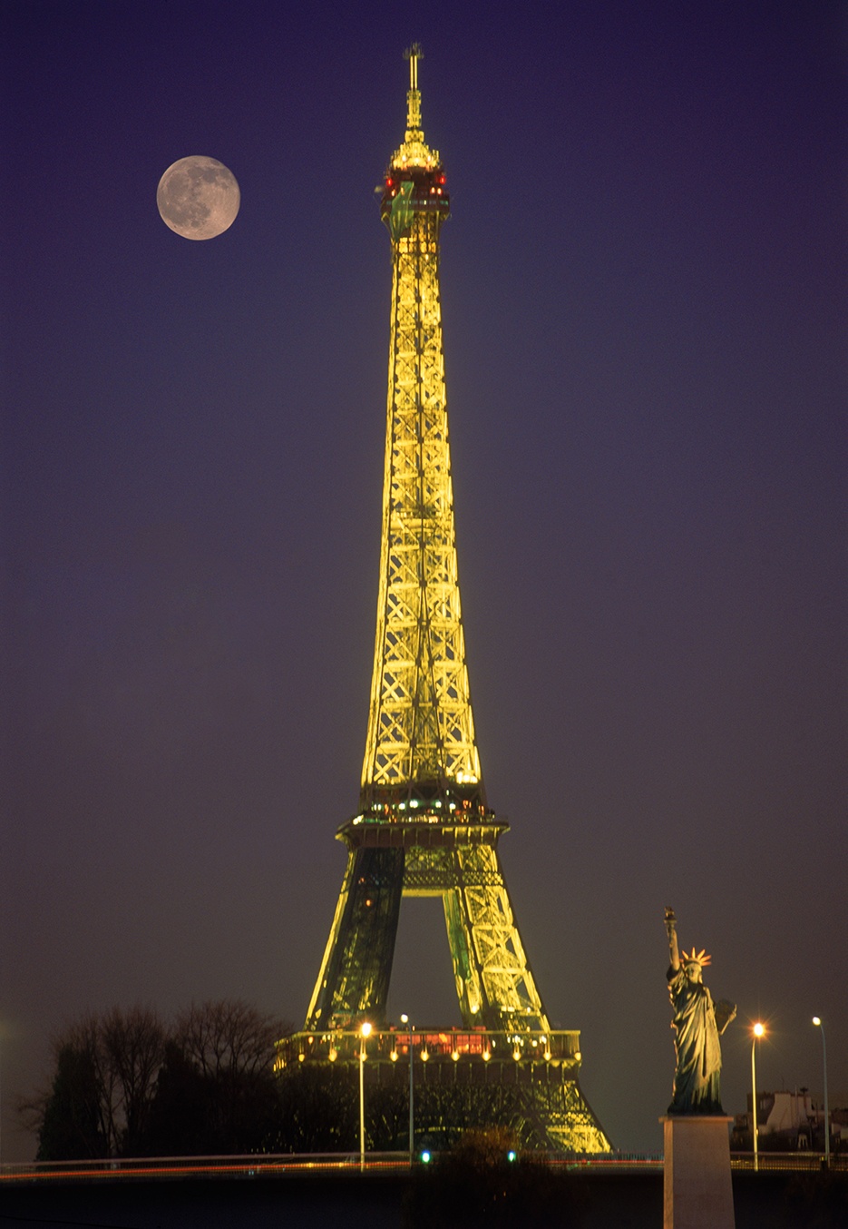 3 tượng Nữ thần Tự Do: Khi dạo bằng thuyền dọc theo song Seine gần tháp Eiffel, du khách có thể thấy phiên bản nhỏ của tượng Nữ thần Tự Do, đó là phiên bản gốc do nghệ sĩ mang 2 dòng máu Pháp và Italy Auguste Bartholdi thiết kế. Đi đến vườn Luxembourg, du khách sẽ tiếp tục thấy một phiên bản nhỏ hơn một chút nằm ở phía tây công viên. Bản sao thứ 3 là một tượng nhỏ bằng đồng nằm trước bảo tàng Mỹ nghệ (Arts and Métiers)