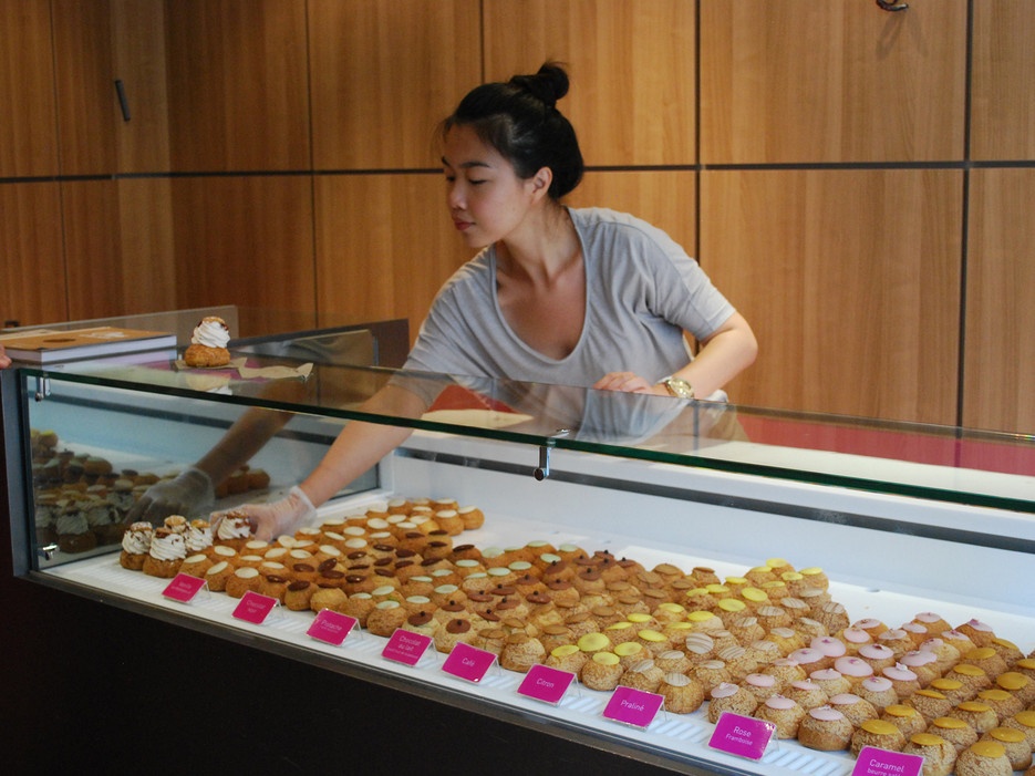 Nên nói bonjour thay vì hello: Du khách đến Pháp sẽ bị lờ đi, hoặc không được phục vụ tử tế nếu họ không chào bằng tiếng Pháp. Vì vậy, khi đến bất kỳ nhà hàng, hiệu bánh, cửa hàng, chợ, hoặc thậm chí là thang máy, bạn hãy chào “bonjour” cho ban ngày hoặc “bonsoir” vào buổi tối. Để giữ được ấn tượng tốt đẹp, tốt nhất bạn nên học thuộc lòng mấy từ cơ bản như merci (cảm ơn), au revoir (tạm biệt), bonne journée (chúc một ngày tốt lành).