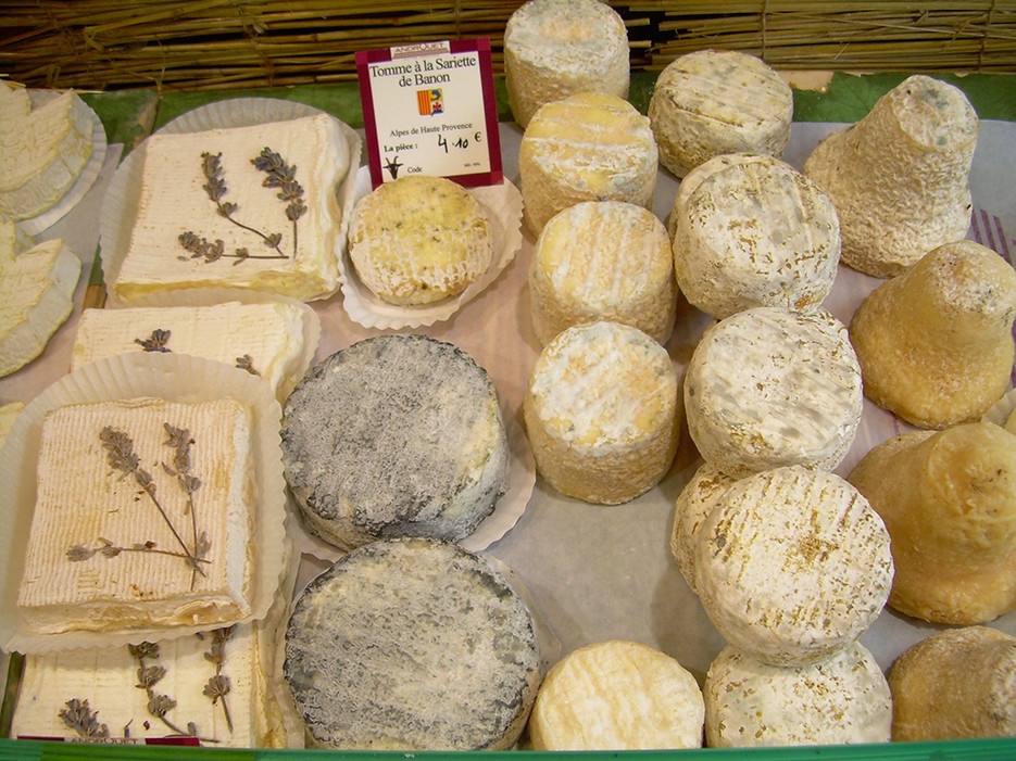 Người Pháp ăn bánh mì và phô mai hằng ngày: Bạn sẽ khó có thể tìm một gia đình Pháp mà không có 2 món này. Người Pháp còn có quy định chặt chẽ về công thức của món bánh mì baguette, như độ dài thế nào, giá thành bao nhiêu. Chỉ riêng thủ đô Paris đã có hơn 1.200 hiệu bánh. Các hiệu bánh phải thống nhất lịch mở trong tuần và trong các ngày lễ khác nhau để người dân địa phương luôn có bánh ăn.