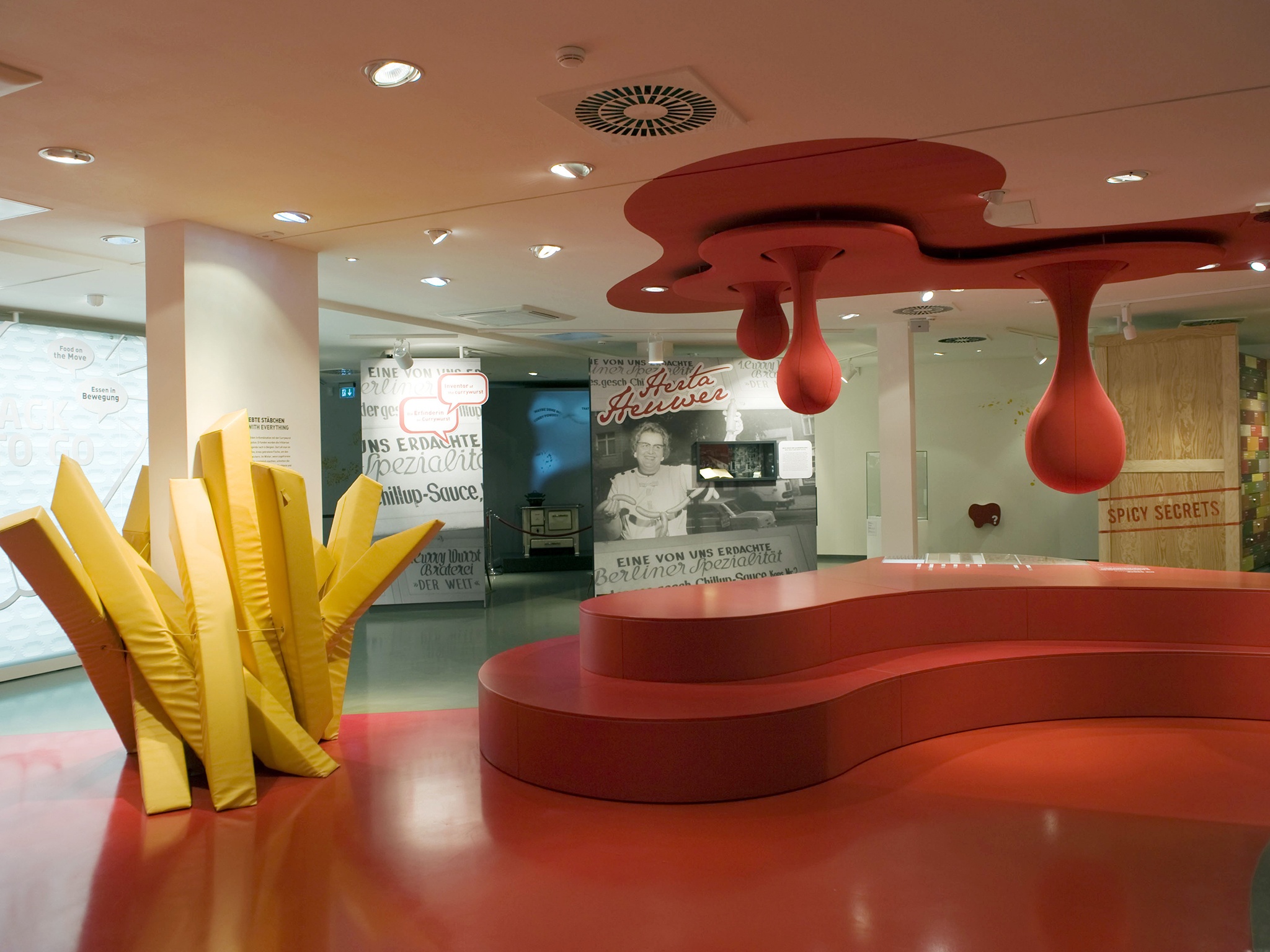 Bảo tàng xúc xích Currywurst (Đức): Currywurst là món ăn yêu thích của người Đức, bao gồm xúc xích heo phủ bằng tương cà có vị cà ri và thường ăn kèm với khoai tây chiên. Bảo tàng Currywursty được coi là biểu tượng của ẩm thực Đức, với những biểu tượng văn hóa liên quan như lịch sử của những chiếc đĩa làm bằng giấy. Du khách có thể chụp ảnh cùng chiếc xe bán currywurst thật, và thưởng thức những mẫu ăn thử. 