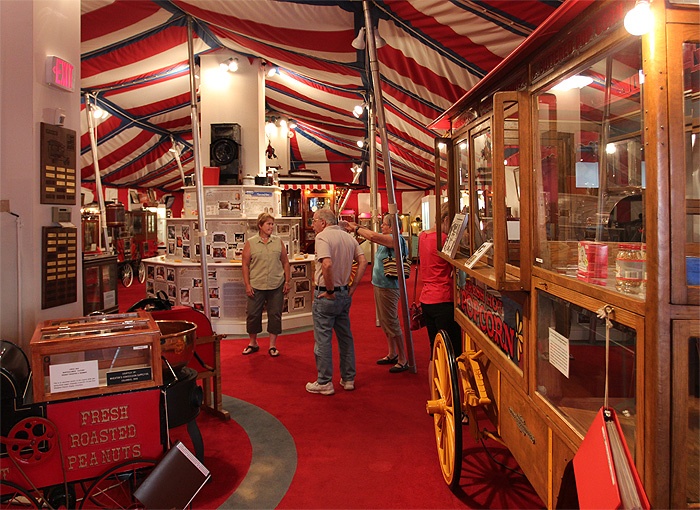 Bảo tàng bỏng ngô Wyandot (Ohio, Mỹ): Ohio là quê hương của lễ hội bỏng ngô hằng năm, vì vậy ở đây có cả một bảo tàng bỏng ngô cho du khách thưởng lãm. Du khách có thể tận mắt chiêm ngưỡng những chiếc máy làm bỏng ngô thời xưa với mùi bơ thơm đặc trưng.