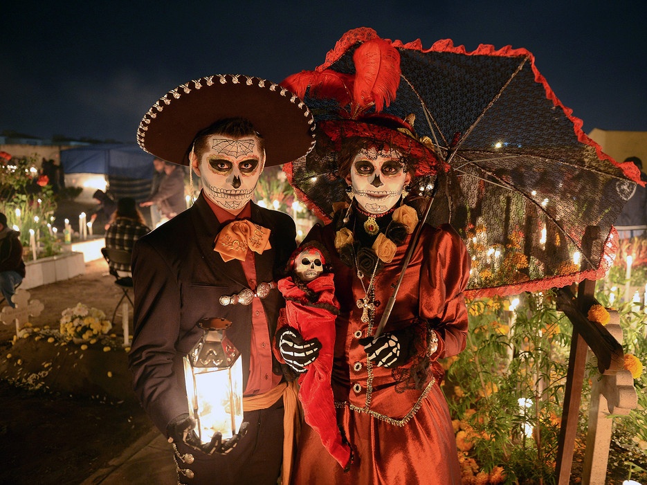 Lễ hội Dia de Los Muertos (ngày của những người chết): Lễ hội kỳ lạ này được tổ chức vào ngày 2/ 11 hàng năm tại Mexico, người tham gia lễ hội thường đeo mặt nạ có hình ma quỷ hoặc sọ người. Đây là dịp để mọi người tưởng nhớ về những người đã khuất.