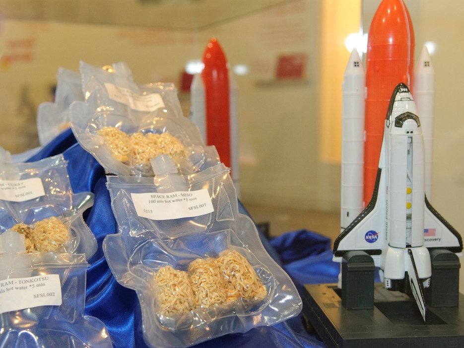 Bảo tàng mì ăn liền Momofuku Oko (Nhật): Bảo tàng này được thành lập bởi công ty chế tạo ra loại thức ăn này. Đây là bảo tàng mì ăn liền lớn nhất thế giới với hàng trăm loại khác nhau. Bên cạnh việc trưng bày các vật dụng liên quan tới lịch sử phát triển của công nghiệp chế biến mì ăn liền còn có khu vực cho khách tự pha chế mì. Có tới 5.460 cách kết hợp mì gói được thực hiện ở bảo tàng này. Ở Nhật còn có một bảo tàng mì ăn liền khác có tên Cup Noodles ở Yokohama.