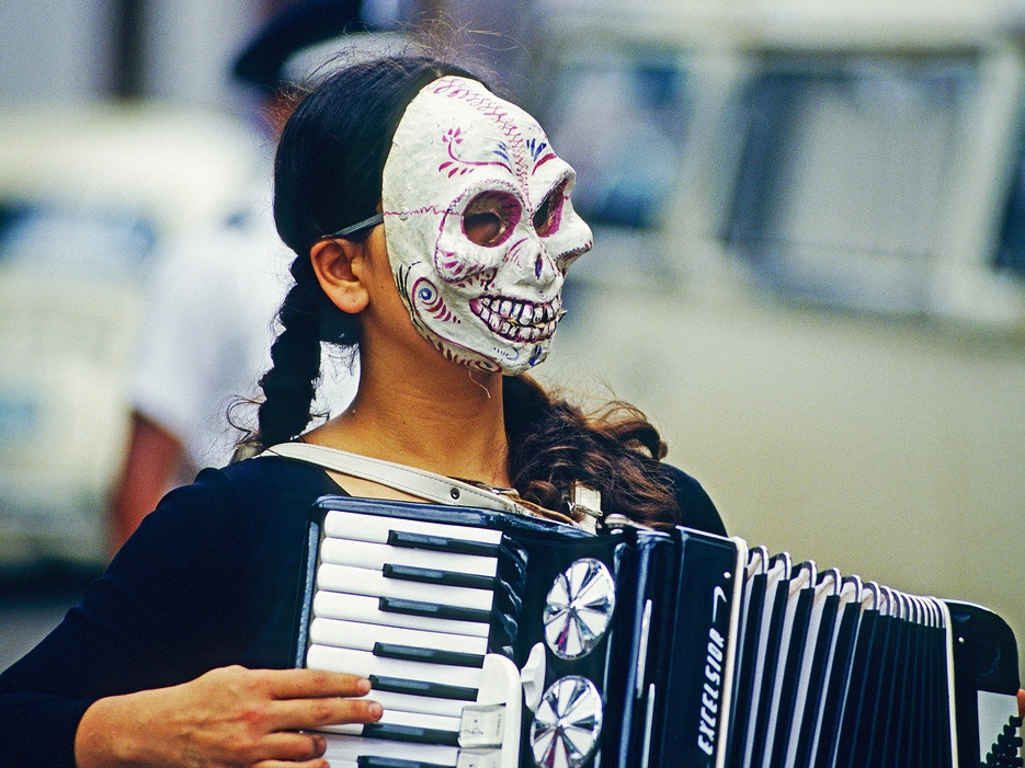 Lễ hội Pátzcuaro (Mexico): Lễ hội dành cho những người ở thế giới bên kia, nhưng rất tưng bừng với âm nhạc, các điệu nhảy. Người dân địa phương quan niệm rằng người chết không thích những sự buồn bã.