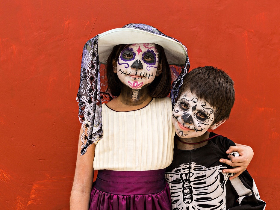 Lễ hội Oaxaca (Mexico): Lễ hội được tổ chức vào đầu tháng 11 hàng năm, các gia đình sum họp để tỏ lòng kính trọng với những người thân trong gia đình đã qua đời theo phong tục truyền thống. Mỗi gia đình đặt trước phần mộ những chiếc đầu lâu làm từ đường cùng hoa và thức ăn. Sau khi lễ hội kết thúc, mọi người sẽ cùng nhau ăn đồ ăn được làm có hình dạng ghê rợn bao gồm đầu lâu bằng chocolate và một loại bánh mì được gọi là “bánh mì của thần chết”. 