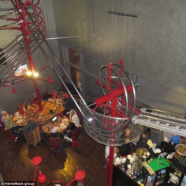 Nhà hàng có khả năng phục vụ 360 khách một lúc. Jessica Wadih Al-Absi, người điều hành nhà hàng cho biết: “Công nghệ này làm cho những bữa ăn trở nên thú vị, và nó chuyển cả đồ ăn nóng đồ uống cả nóng lẫn lạnh. Mỗi món ăn được đựng trong một nồi riêng và có hành trình từ khi bắt đầu đến lúc kết thúc. Trẻ em và những người lớn yêu thích sự mới lạ sẽ thích dịch vụ này”. Đây là nhà hàng “tàu lượn siêu tốc” lớn nhất thế giới. Công ty mẹ của nhà hàng còn có các nhà hàng tương tự ở Đức, Kuwait và Sochi (Nga).