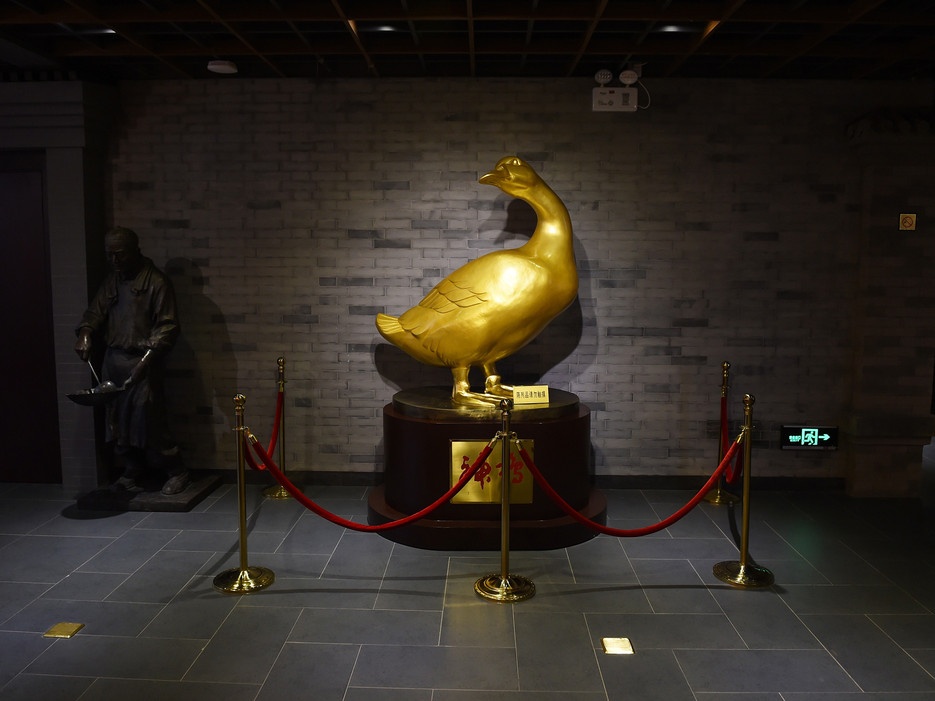 Bảo tàng vịt quay Bắc Kinh (Trung Quốc): Ở tiền sảnh của bảo tàng, du khách có thể chiêm ngưỡng một chú vịt quay vàng khổng lồ. Trong bảo tàng còn trưng bày rất nhiều hình ảnh các ngôi sao đang thưởng thức vịt quay, cùng các poster quảng cáo vịt quay Bắc Kinh bằng các thứ tiếng khác nhau trong nhiều thời kỳ.