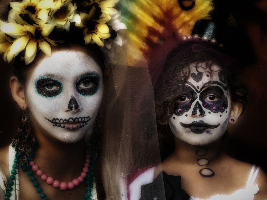 Lễ hội người chết ở Old Town Albuquerque, New Mexico: Tại lễ hội ở đây, người ta trang trí bằng “Calaveras” hay vẽ mặt hình đầu lâu như một nghi lễ.