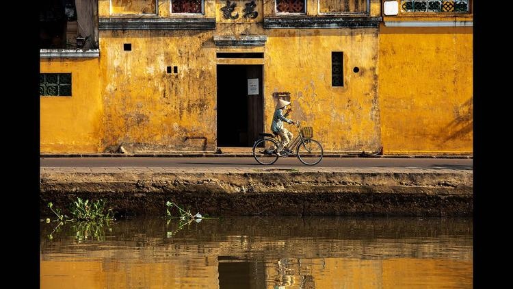 Đạp xe qua Hội An.