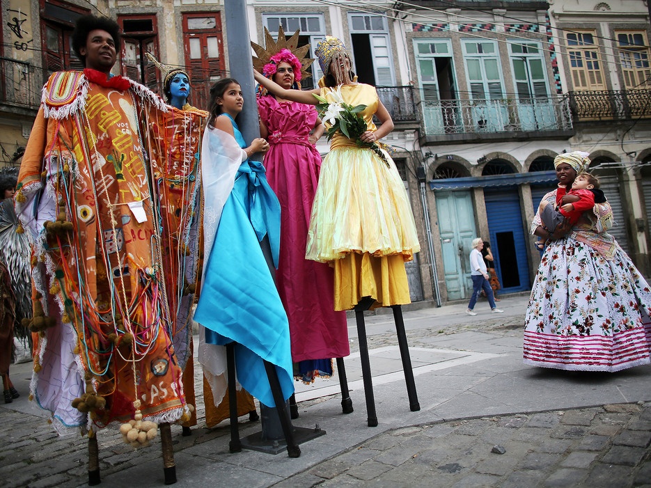 Lễ hội người chết ở Rio de Janeiro (Brazil): Ở phía nam Brazil, người dân thường đi diễu hành để thăm những ngôi mộ người thân đã mất trong ngày này. Họ mặc những bộ trang phục lộng lẫy, thậm chí đi cà kheo trong lễ hội.