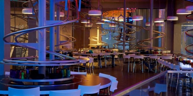 Nha hang tau luon sieu toc o Abu Dhabi hinh anh