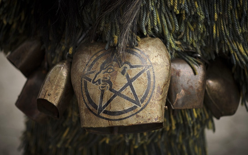 Mỗi Perchten đeo những cái lục lạc khổng lồ bằng gỗ trên người để trẻ con nghe thấy mà trốn đi.