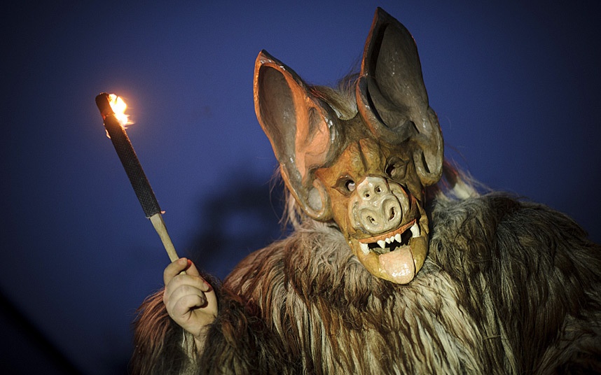 Mỗi Perchten cầm một ngọn đuốc...