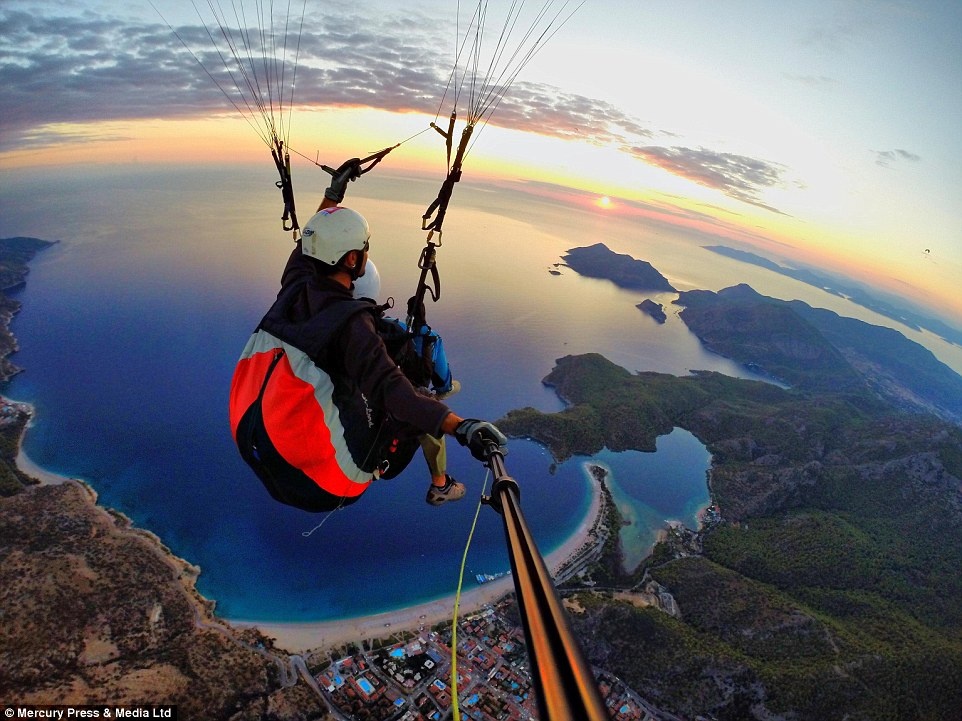 Hüseyin làm việc tại trường huấn luyện nhảy dù Sky Sports Paragliding lâu đời nhất Thổ Nhĩ Kỳ. Hằng ngày, được nhìn ngắm những cảnh tượng ngoạn mục từ trên cao, anh quyết định sẽ giúp du khách có những trải nghiệm tuyệt vời tương tự bằng cách nhảy dù và selfie cùng họ.
