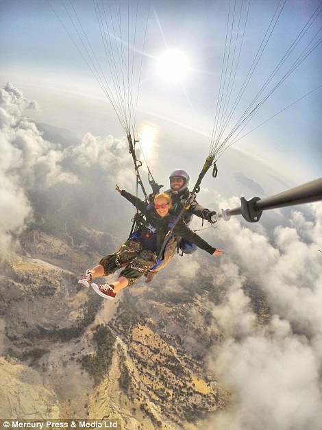 Du khách giang tay như đại bàng tung cánh trên bầu trời.