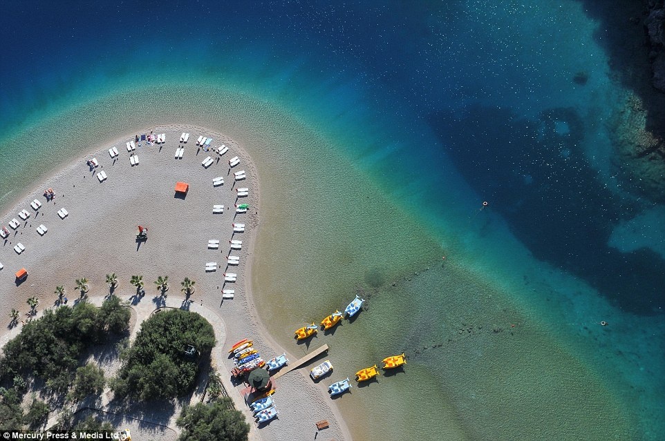 Hüseyin vừa có kỳ nghỉ 4 tháng ở Nepal. Ở đây anh bay trên hồ Pokhara hơn 300 trăm lần. 