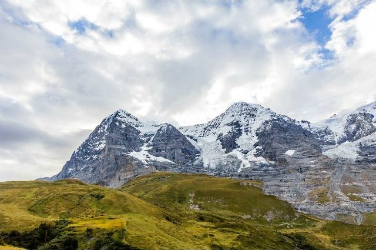 The Eiger: Một trong những địa điểm nổi tiếng và lớn nhất dãy Alp ở Thụy Sỹ chính là triền núi phía bắc Eiger. Riêng năm 1935 đã có hơn 64 người leo núi bỏ mạng vì cố lên đỉnh phía bắc. Ngọn núi này có biệt danh Mordwand (bức tường giết người) với sự cố lở đá ngày một tăng cùng đặc điểm địa chất rất khó leo khiến đây là một trong những nơi leo núi thách thức nhất thế giới.