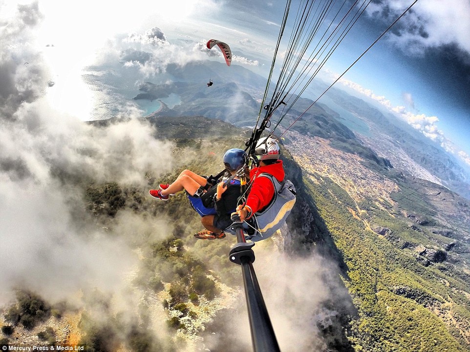 “Chụp ảnh và nhảy dù là tình yêu, đam mê, cũng là nghề nghiệp của tôi”, Hüseyin chia sẻ. “Tôi đã có khoảng 4000 chuyến nhảy dù cả đơn lẫn đôi. Mỗi lần nhảy dù đều là những trải nghiệm tuyệt vời đến phút chót”.