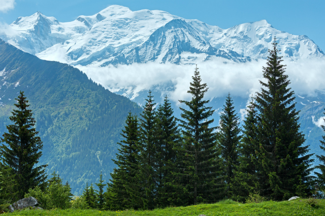 Mont Blanc: Nằm trên dãy Alps Graian chạy qua Pháp, Italy và Thụy Sỹ, đây là ngon núi cao nhất trên dãy Alps nổi tiếng. Ngọn núi này có đường hầm dài 11,6km chạy qua, nối Pháp và Italy. Một tai nạn hỏa hoạn xảy ra trong hầm năm 1999 giết chết 39 người.