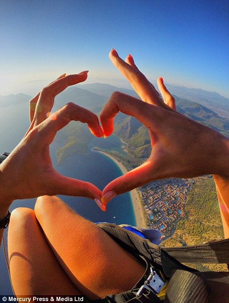 Hüseyin khuyến khích du khách chụp bất kỳ những gì họ muốn khi đang phiêu du trên bầu trời, kể cả tạo hình trái tim với bàn tay.
