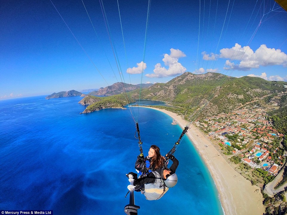 Mỗi năm, Hüseyin bay lượn hằng ngày trong 8 tháng trời, rồi nghỉ đông từ tháng 11 đến tháng 4 năm sau. Thời gian này anh tranh thủ đi du lịch và khám phá thế giới.